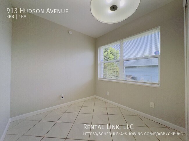 Building Photo - 913 Hudson Ave