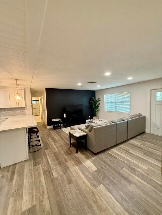 Building Photo - 511 SW N Riverpoint Dr