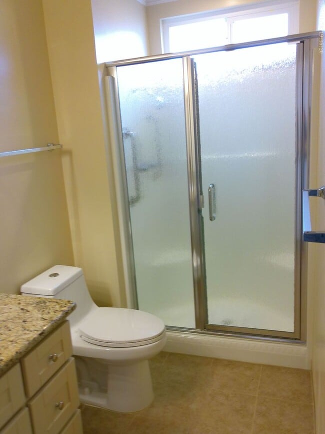 Building Photo - 726 Almond Dr