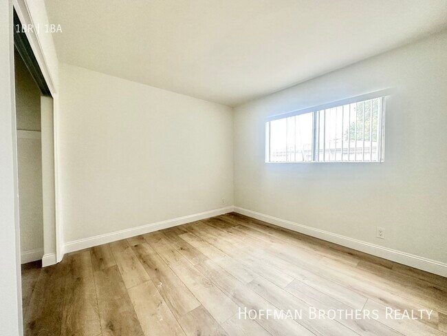 Building Photo - 20447 Saticoy St
