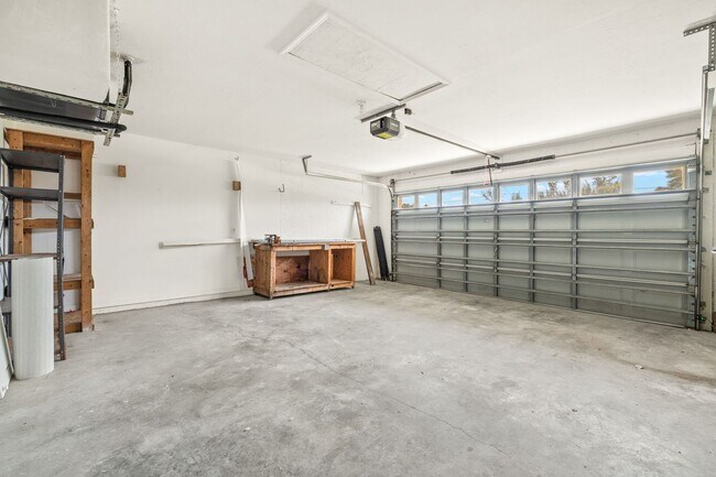 Building Photo - 3 Bed 2 Bath Pool Home