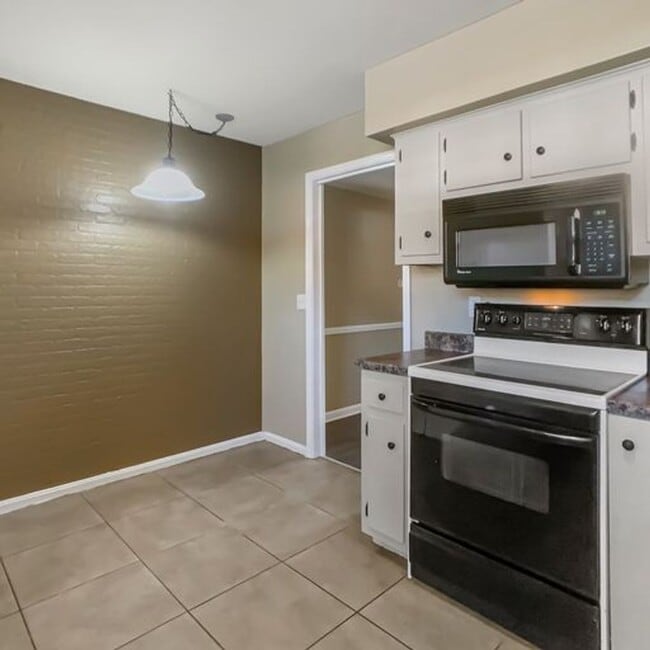 Building Photo - Cozy 3 Bed 2 Bath Available Fall 2025!