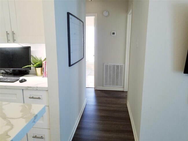 Building Photo - 3727 Westheimer Pl Dr