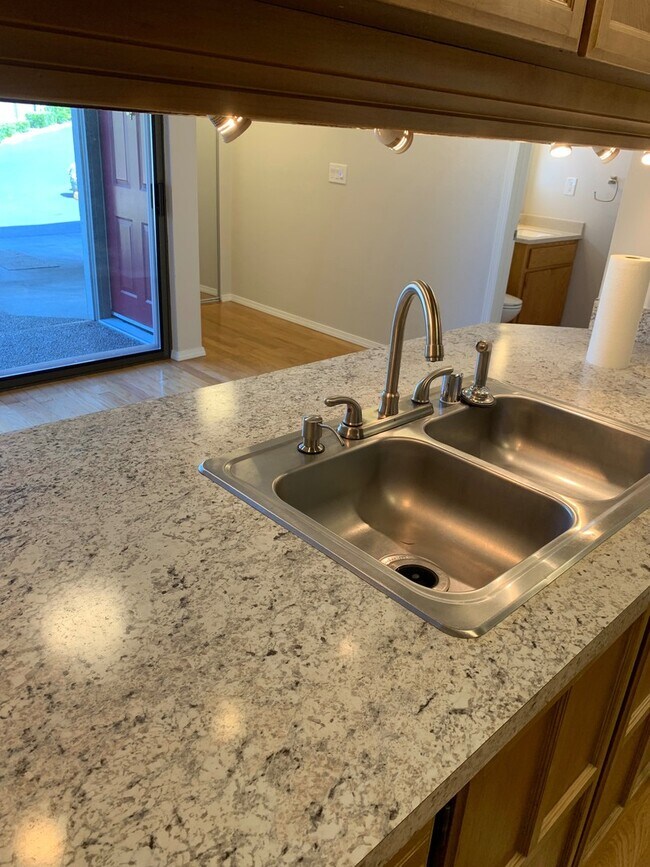 Building Photo - LakeView, Mount lake terrace - 2 bed 1.5 b...