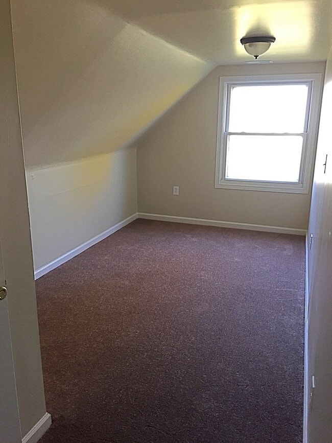 Building Photo - Beautifully renovated 3bd/1 1/2 bath home ...