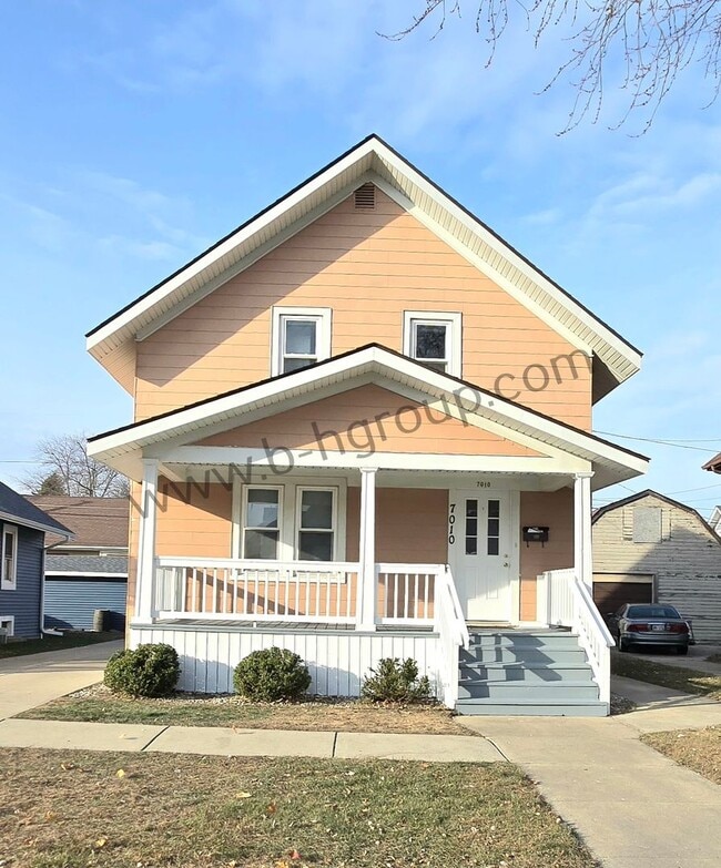Building Photo - Spacious Single Family Home