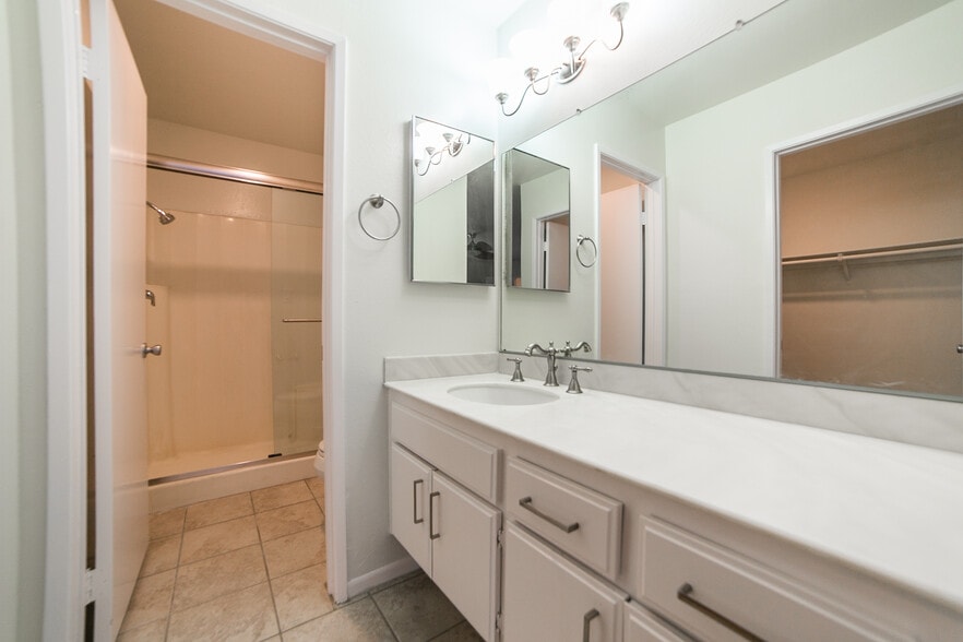 Building Photo - 9743 Reseda Blvd #3