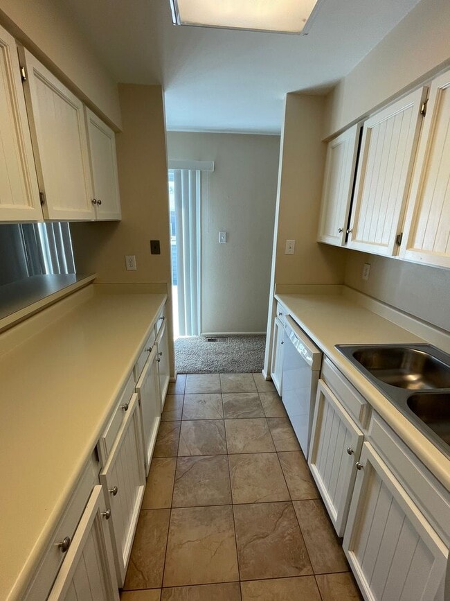 Building Photo - 2 Bedroom 1 Bath Condo Available April