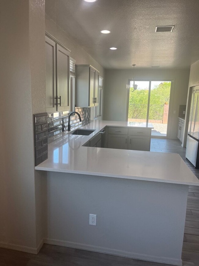 Building Photo - Beautiful Like New 4 Bedroom 3 Bathroom ho...