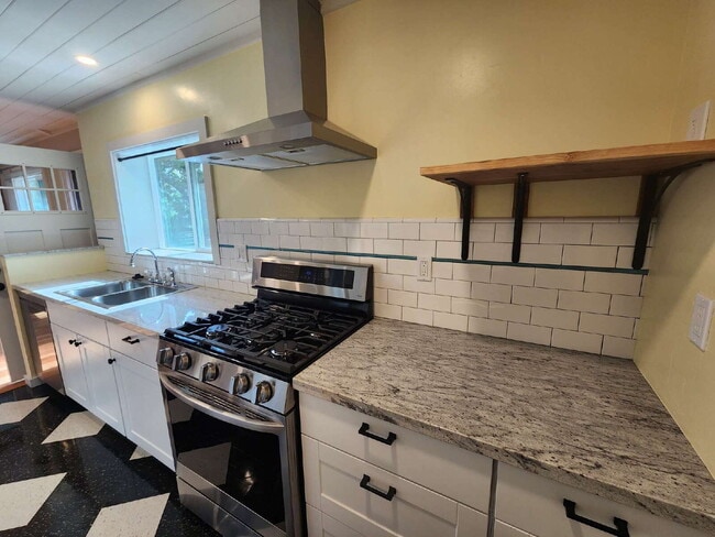 Building Photo - Cozy Craftsman style home!