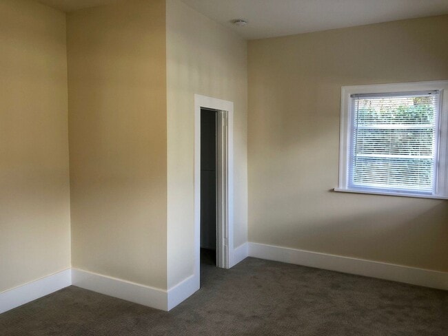 Building Photo - Remodeled 2 Bedroom 1 Bath Home in Downtow...