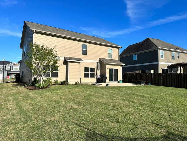 Building Photo - 4 bedroom 2.5 bath