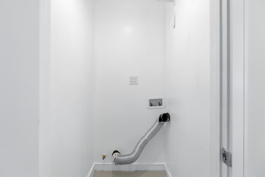 Building Photo - 5646 Lexington Ave