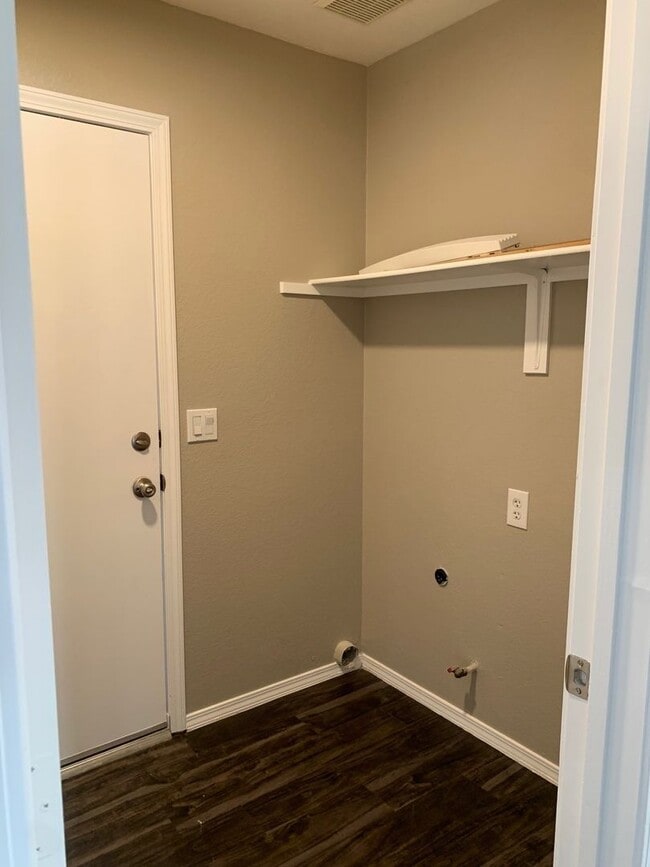 Building Photo - SHOWS LIKE A MODEL- IMMEDIATE MOVE-IN!!!