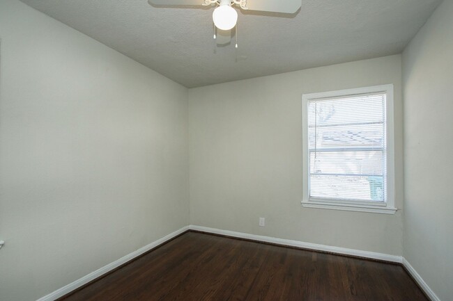 Building Photo - Move in ready! 3 bedroom 1 bath - 77033