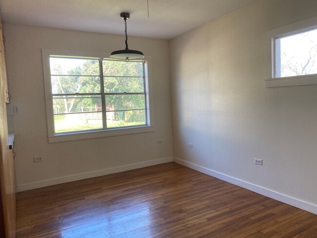 Building Photo - 933 Beck St