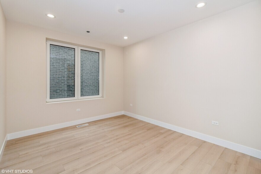 Building Photo - 3045 W Irving Park Rd