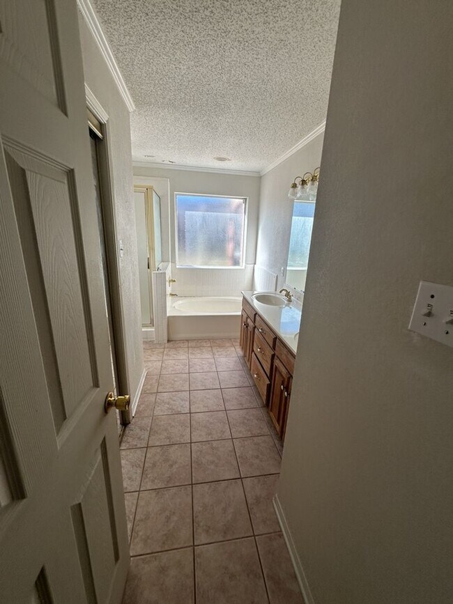 Building Photo - AVAILABLE NOW!!