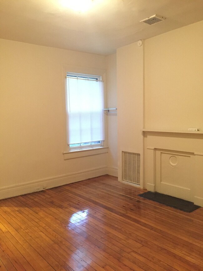 Building Photo - Amazing 3 bdrm/1.5 bath House Conveniently Located in The Heart of VCU and Downtown!