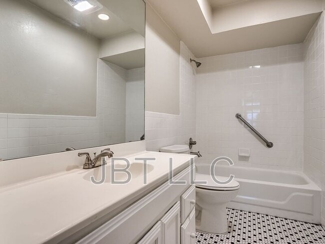 Building Photo - 2132 Andover Ct