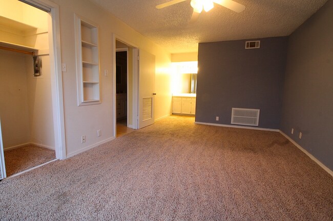 Building Photo - BEAUTIFUL HOME. UTILITIES INCLUDED!!!!