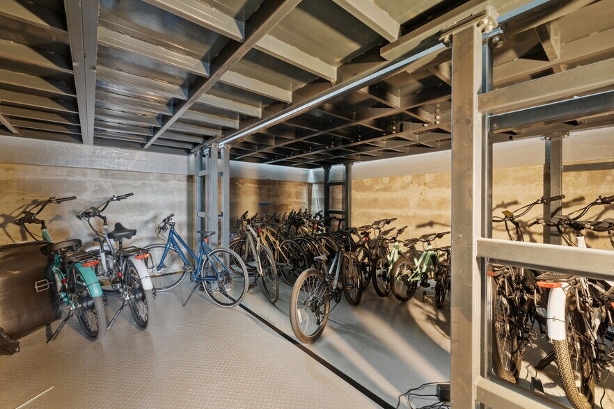 Building Photo - 716 The Strand