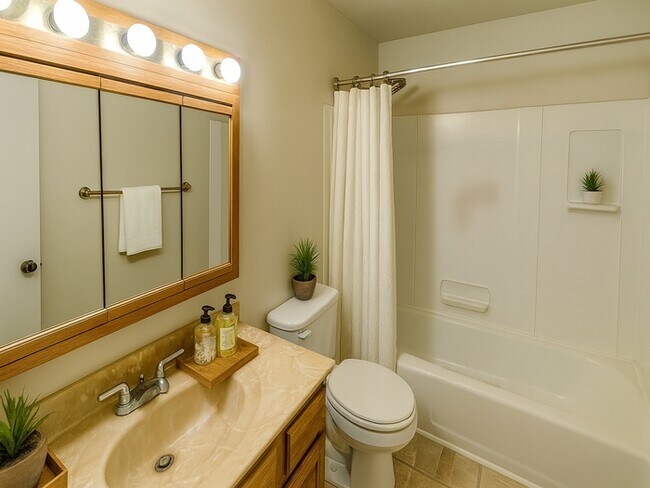 Building Photo - Beautiful 3BR 1BA Home w/ 2-Car Garage in Kansas City