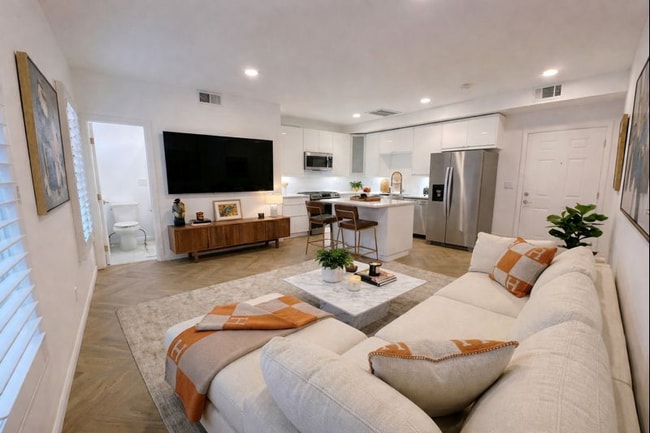 Building Photo - 1119 Poinsettia Dr