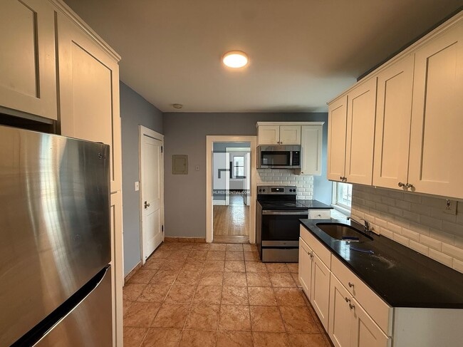 Building Photo - 528 Forest Ave