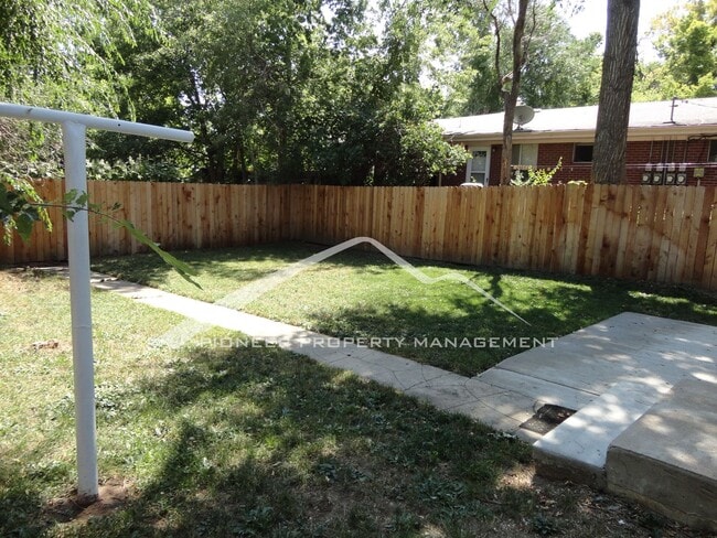Building Photo - Updated 1/2 Duplex with Washer/Dryer and Fenced Yard