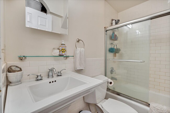 Building Photo - 1110 Clinton St