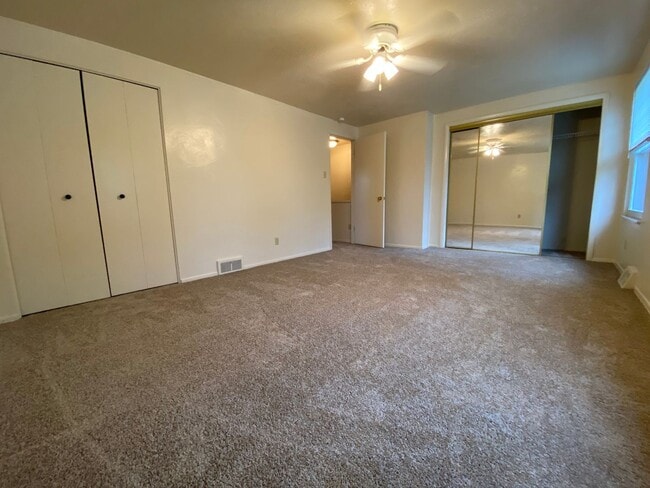 Building Photo - 2BR Townhome at Regency Place! Spacious Ro...