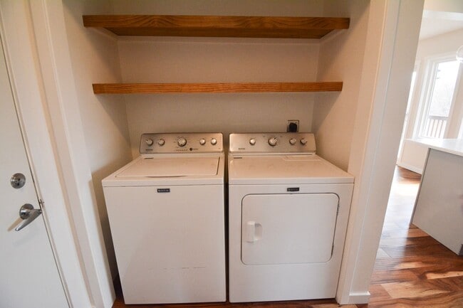 Building Photo - Luxury Lakeside Living – 3 Bed, 2.5 Bath Home with Stunning Views