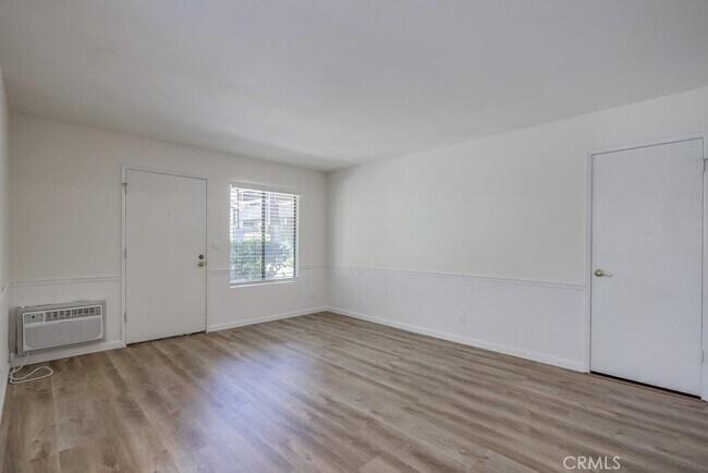 Building Photo - 323 Streamwood-