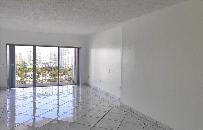 Building Photo - 500 Bayview Dr
