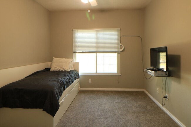 Building Photo - 2 Bedroom 2 Bathroom