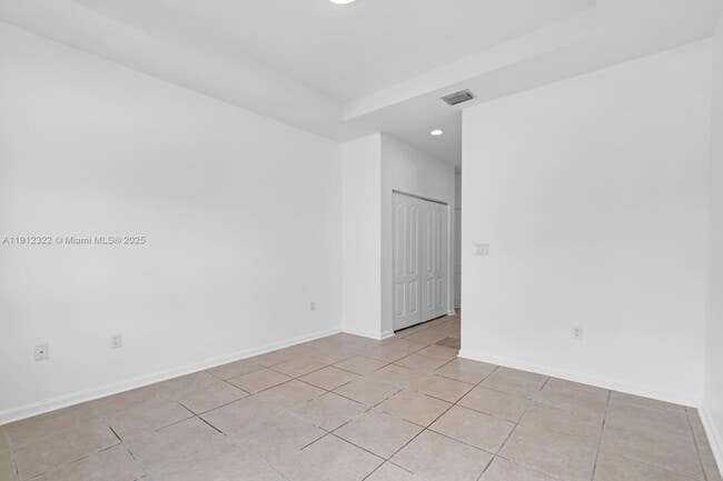 Building Photo - 1095 NE 39th Ave