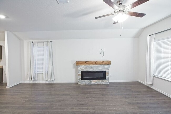 Building Photo - 1111 Emerald Gate Dr