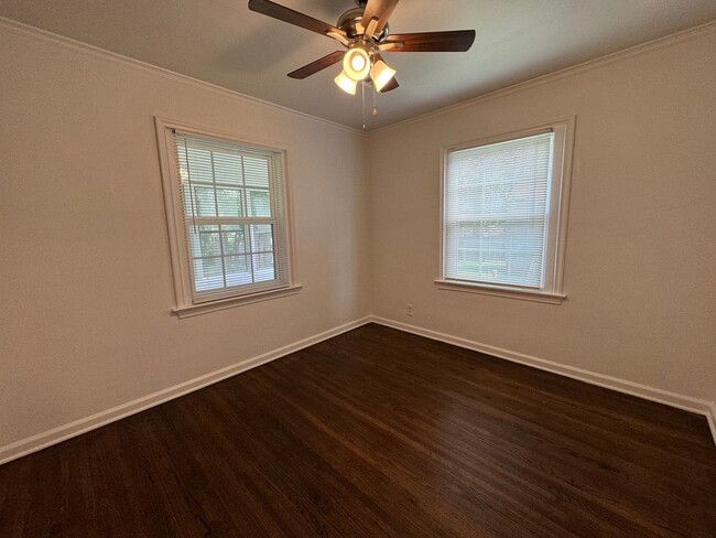 Building Photo - Adorable 2 bedroom 1 bath!