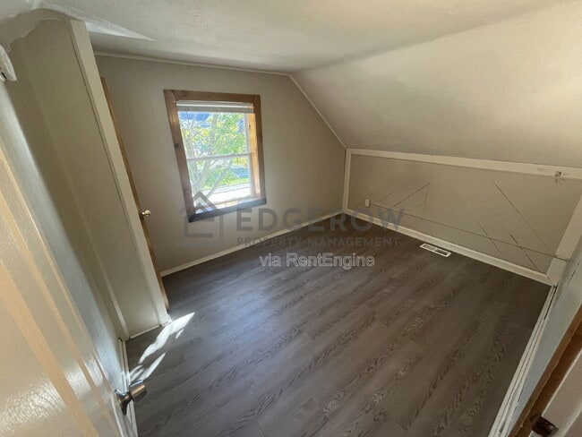 Building Photo - 1009 Quarry Ave NW