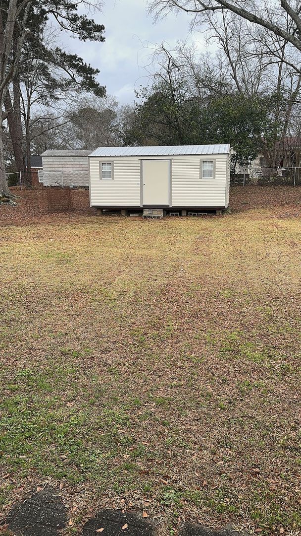 Building Photo - 806 S 11th St