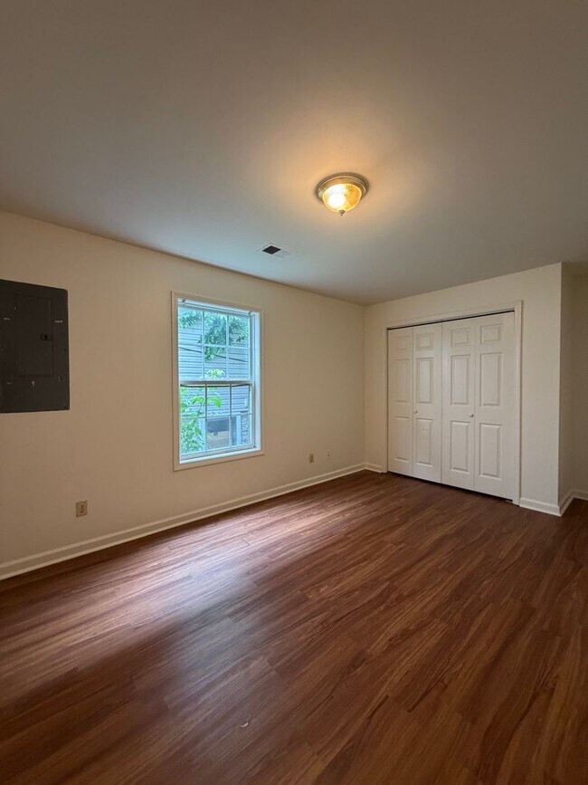 Building Photo - 137 Macey Ave