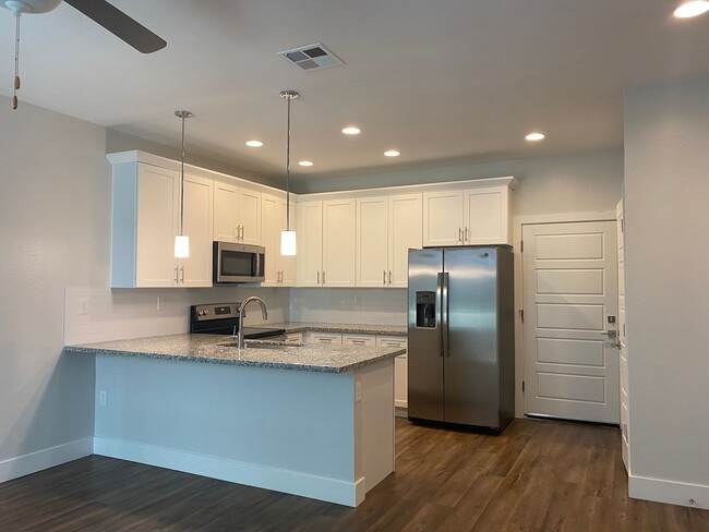 Building Photo - Gorgeous 3B Townhome in the Aspire Communi...