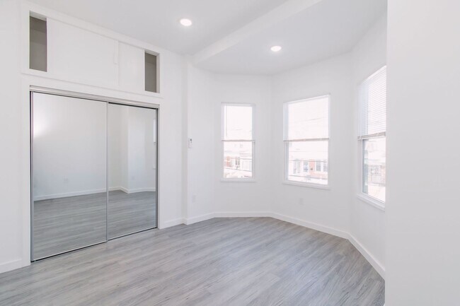 Building Photo - New! Renovated & Modern Apartment