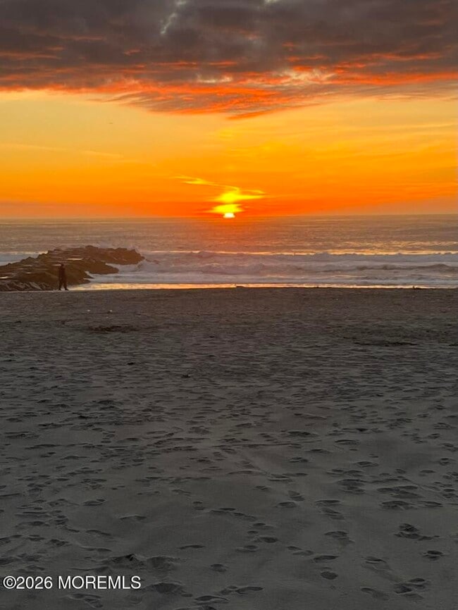 Building Photo - 709 Ocean Ave N