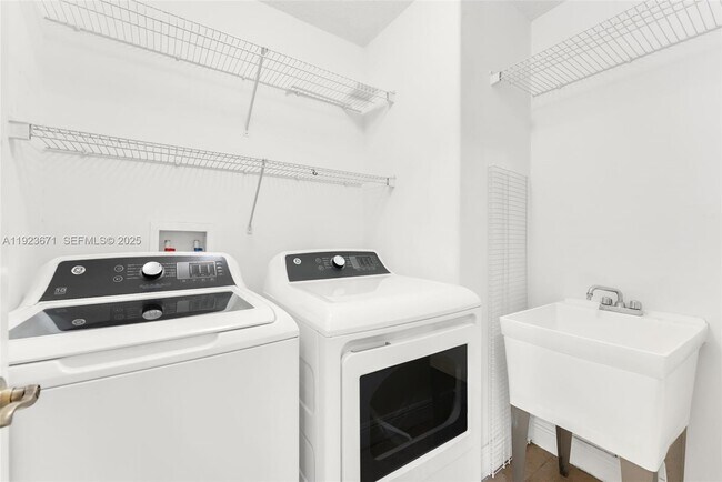 Building Photo - 13909 SW 86th Ct