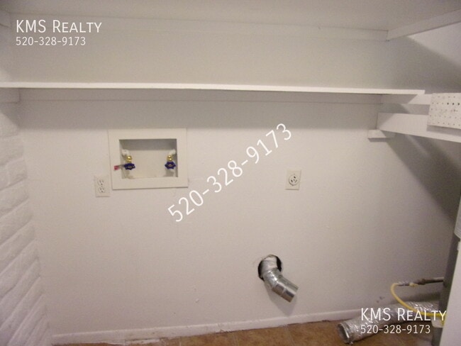 Building Photo - 702 S Pantano Rd