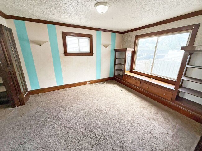 Building Photo - 3 BED 1 BATH BEAUTIFUL SINGLE FAMILY HOME ...