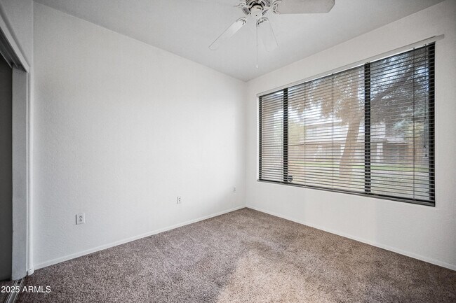 Building Photo - 705 W Queen Creek Rd