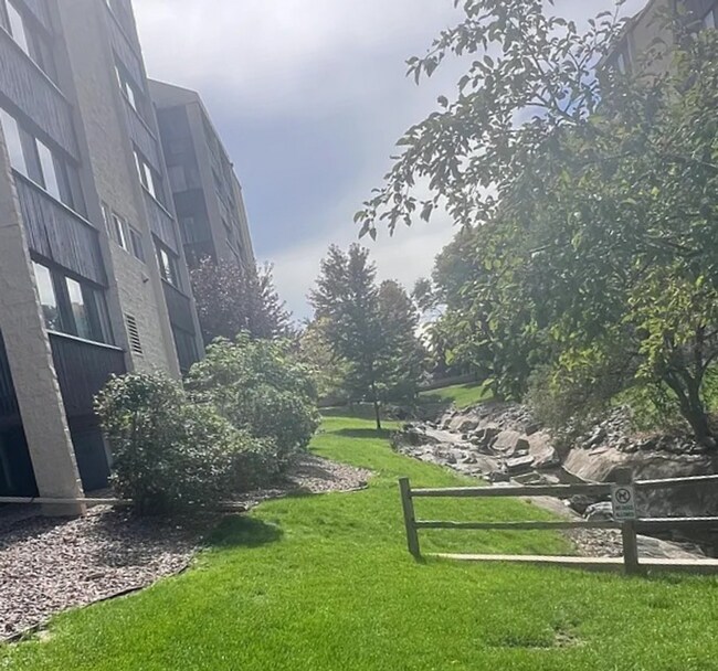 Building Photo - Beautiful 2BR/2BA Condo with Pools, Parkin...